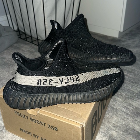 Yeezy 350 V2 Oreo Slightly usedHas original laces in box